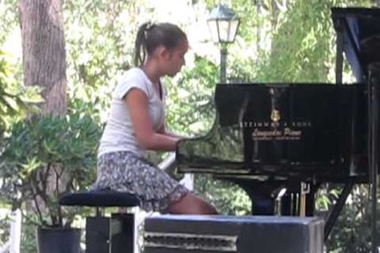 Un piano sous les arbres et des étoiles plein la tête