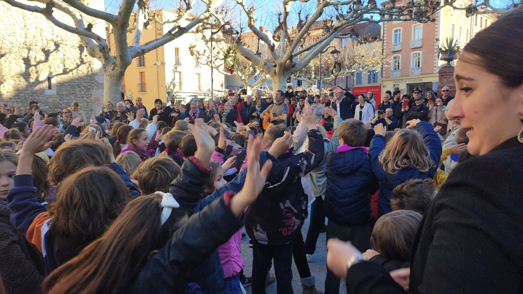 Els alumnes que aprenen català a Prada homenatgen Pompeu Fabra amb danses i cançons!