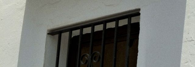 Derrière la jalousie.