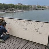 Oh l'amour: Paris bridge rail collapses under weight of too much love