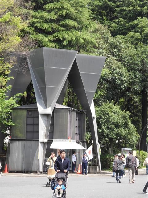 Arrivée à TOKYO, découverte de notre quartier à Asakusa, dépot des valises, puis visite du musée national d'histoire de Tokyo. Visite du parc Ueno. Balade dans Ginza