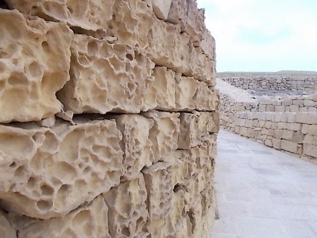 transfert en bateau de Sliema a Gozo , puis bus a Gozo et pedibus à Comino, les pierres de construction  en limestone, terme anglais pour le calcaire.