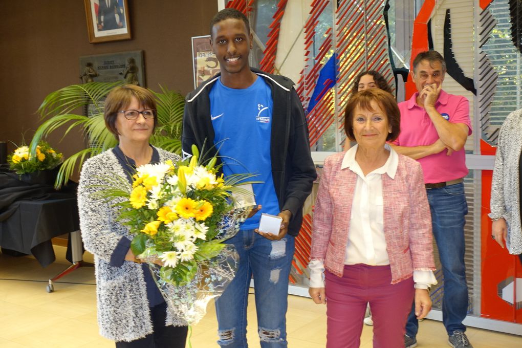 Amel Majri et l'équipe seniors de Vénissieux Handball ont reçu un trophée honneur - Photos : © Sports Vénissians