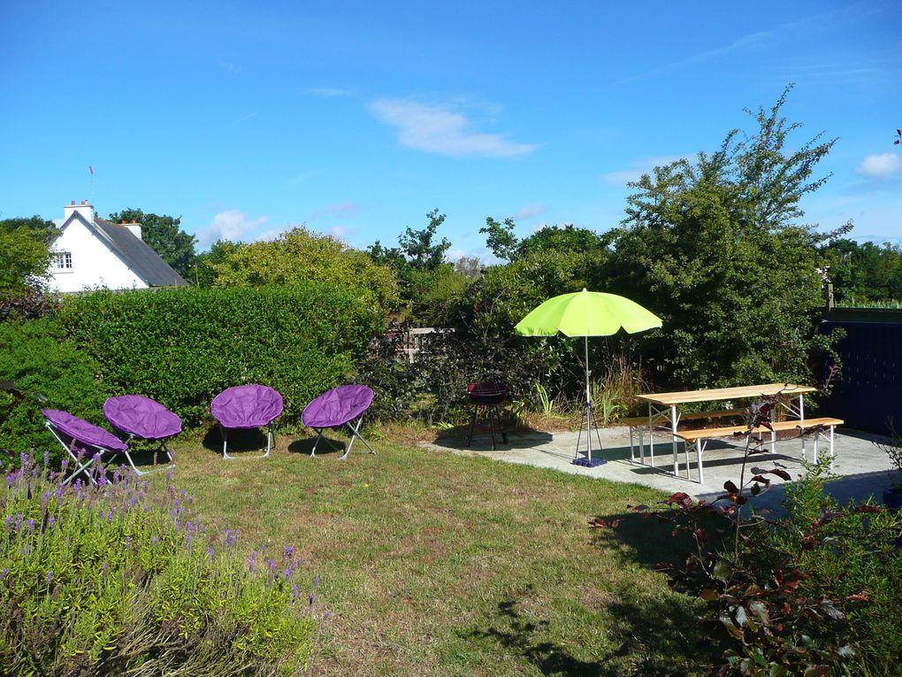 un carré de jardin privatif avec terrasse vous est reservé. Avec table, chaises, BBQ, parasol et transats.