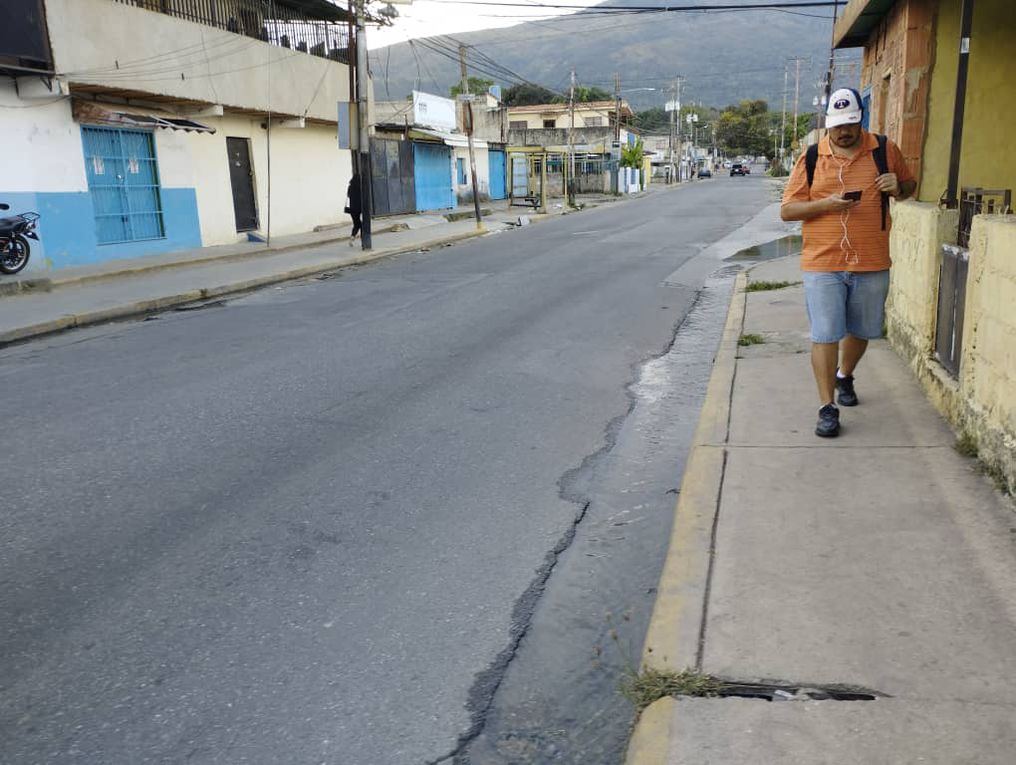 Llamado urgente a autoridades públicas por desbordamiento de cloacas en la avenida 190 de Tarapío en Naguanagua (+Video)