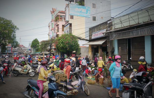 Vendredi 27 Mars 2015 – Vietnam à vélo – Sur la route 14, de Pleiku à Ea Drang, ça grouille d’activité…