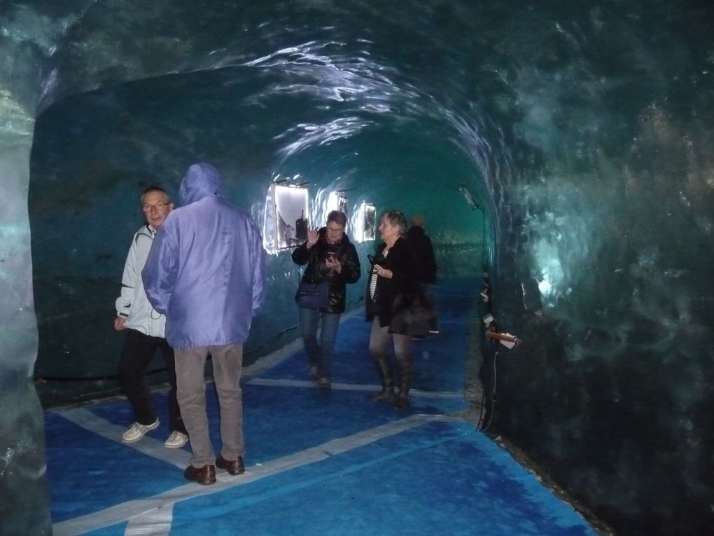 Chamonix et la gare Montenvers. Le départ de la  visite de la mer de glace. 