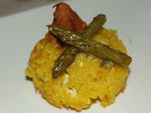 Gâteau de riz au safran, coeur de ricotta et asperges