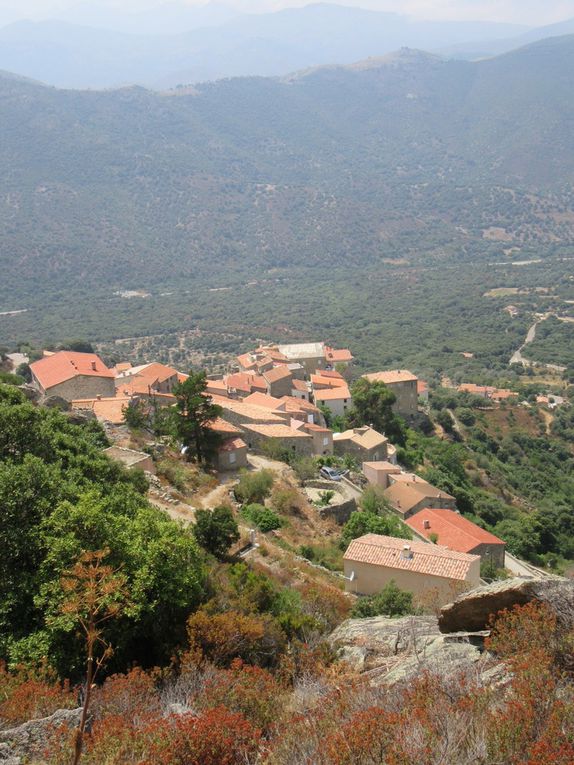 Vue du village et vue du sentier ...