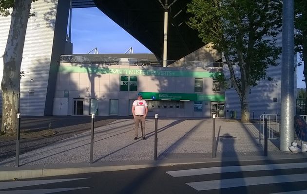 1) Moi à SAINT-ETIENNE le 13 août 2017 derrière moi la boutique officielle de l'équipe de LIGUE 1 de L'ASSE ASSOCIATION SPORTIVE de SAINT-ETIENNE. 