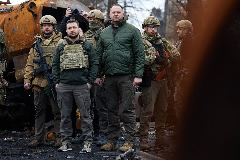 El jefe de Estado también habló con periodistas internacionales y ucranianos que llegaron a Bucha para documentar los crímenes de guerra de Rusia