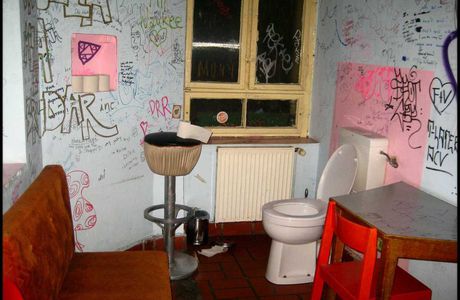 Toilettes Deluxe.