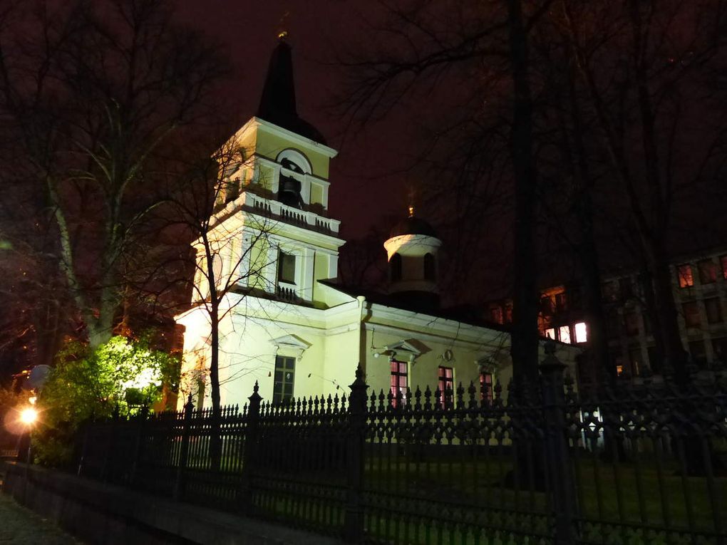 La cathédrale orthodoxe Ouspenski. Puis la place du Sénat avec Tuomiokirkko (une autre cathédrale) et P8: le palais du gouvernement, enfin la petite église orthodoxe de la Sainte-Trinité.