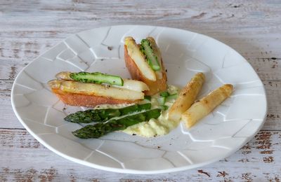 Asperges blanches et vertes, pain toasté, sauce crémeuse à l'oeuf