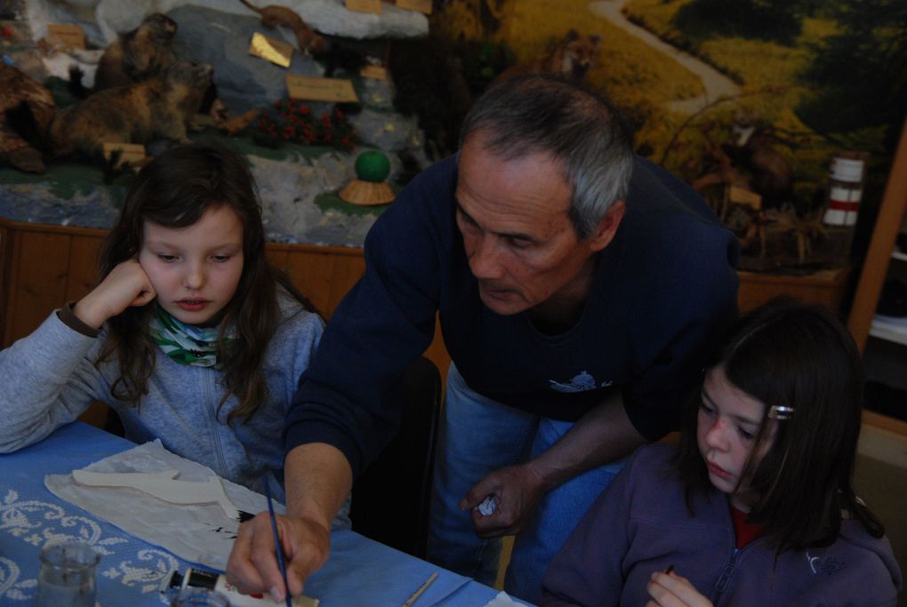 Activités artistiques à la maison de la réserve ce mardi pour un groupe de CM1.
Les enfants choisissaient un gabarit en bois représentant un animal de la faune local, puis  le peignaient au plus proche de la réalité.