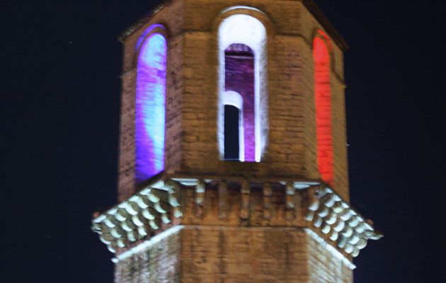 Etrange : la tour hexagonale du Luc illuminée en bleu, blanc rouge ?...