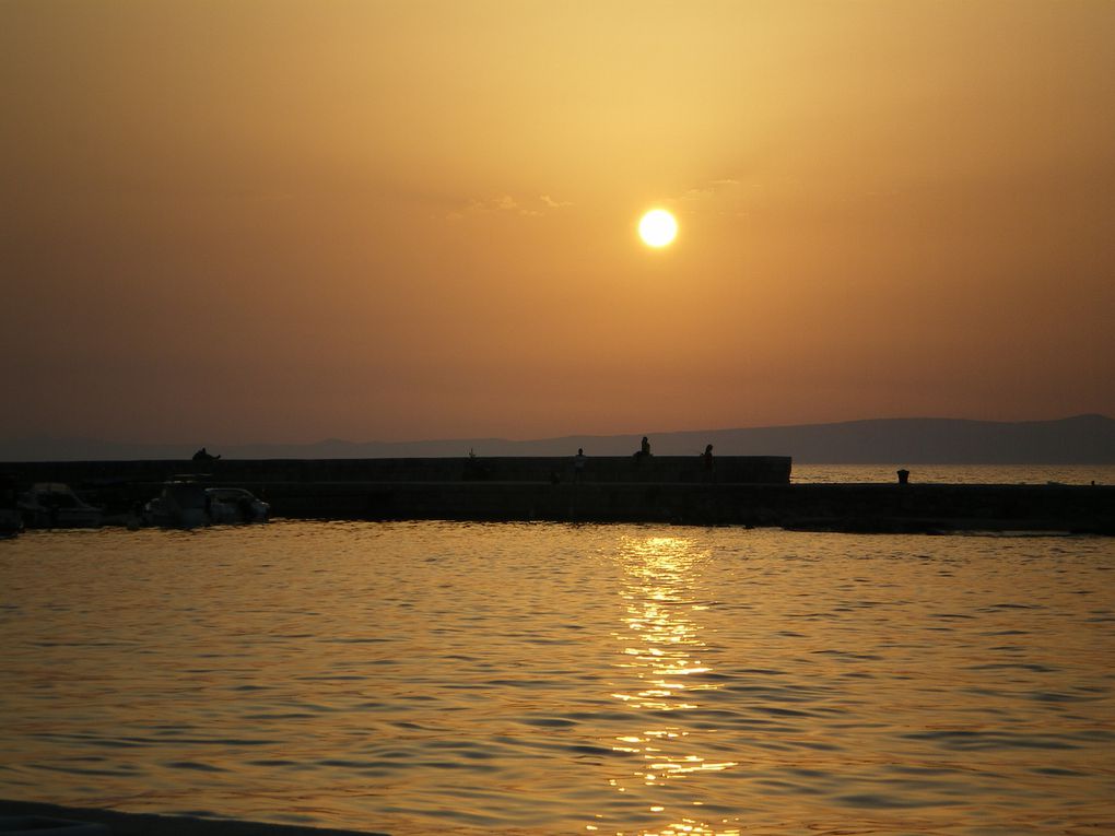 j'adore voir se lever ou se coucher le soleil j'aime ce moment éphémère mais intense... silence et lumière