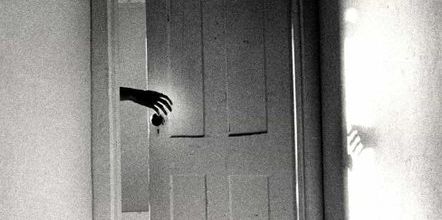 Image issue de la vidéo de Love will tear us apart