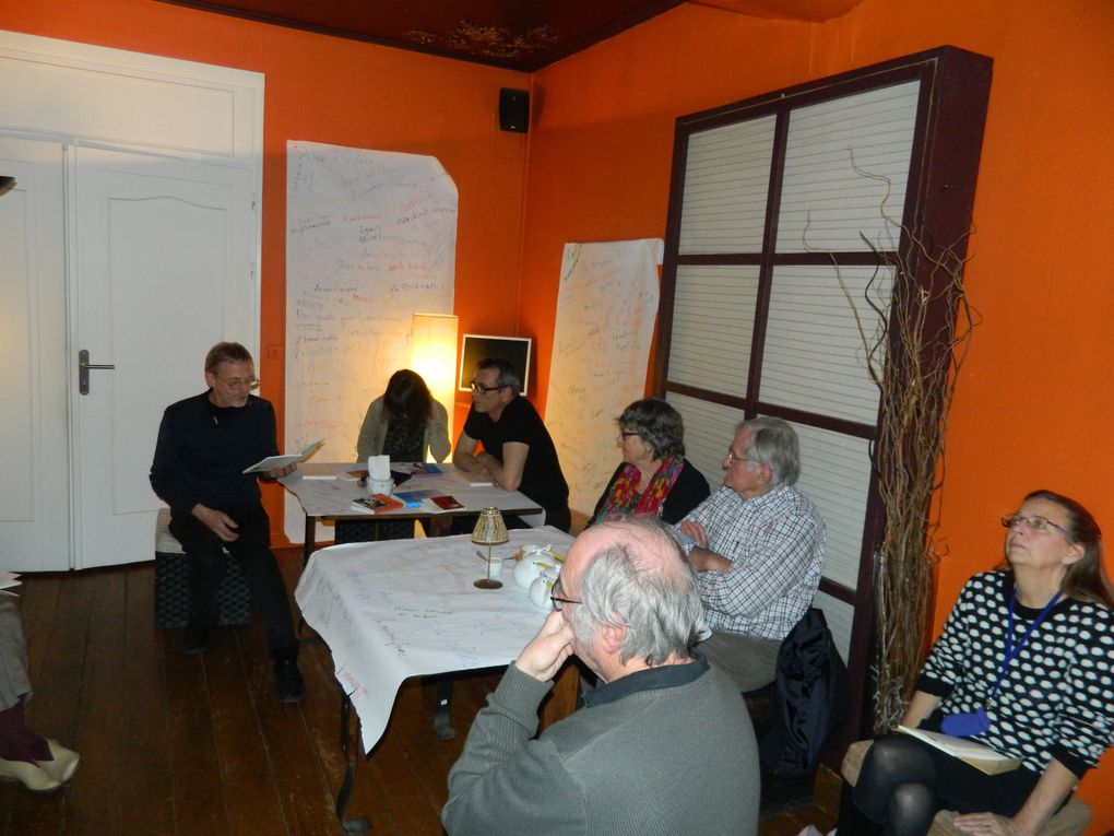 Au restaurant : Veronique Bart au premier plan ;  Jacques Pierre, Richard Rognet et Danièle ; Bernard Fournier et Véronique ; lecture à la bougie : Simone Cukier ; François Maubré et Nadine Ronsin ; à la lecture, Philippe Vallet