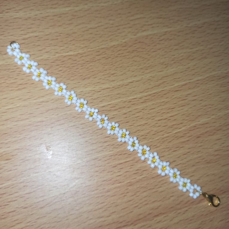 Perles : Un joli petit bracelet pâquerette pour la petite Mila