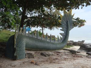 Plage de la queue du Dragon, pagode avec les singes et devant les jardins.