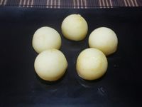 4 - Verser un fond d'huile d'olive dans une cocotte ou une casserole, y ajouter les poireaux et les oignons pour les faire suer sans les colorer. Incorporer l'ail, mélanger et couvrir avec un peu d'eau. Mettre le fenouil, les tomates, le concentré de tomate, le piment et le safran. Plonger délicatement le cabillaud dans le bouillon et les billes de pommes de terre, assaisonner en salant et poivrant. Laisser cuire 10 à 15 mn. Récupérer les billes de pommes de terre (les réserver pour faire le chapeau de la religieuse), et le cabillaud. Emietter le cabillaud, une fois cuites écraser les pommes de terre et bien les mélanger avec le cabillaud. 