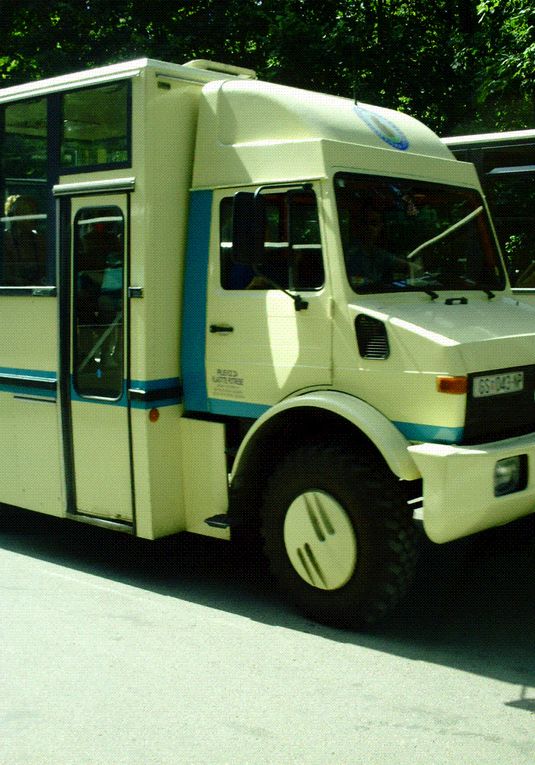 DIAPORAMA 4 PHOTOS - VOICI LES BUS AVEC PLUSIEURS WAGONS QUI VOUS EMMENENT - IL FAUT PAS TRAINER ILS SONT PRIS D'ASSAUT