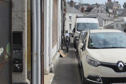 Pour éviter le stationnement des motos sur les trottoirs favoriser le stationnement sur la voirie