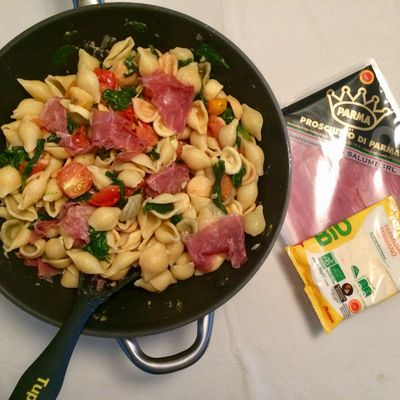 Conchiglioni aux épinards, tomates cerises, jambon de Parme