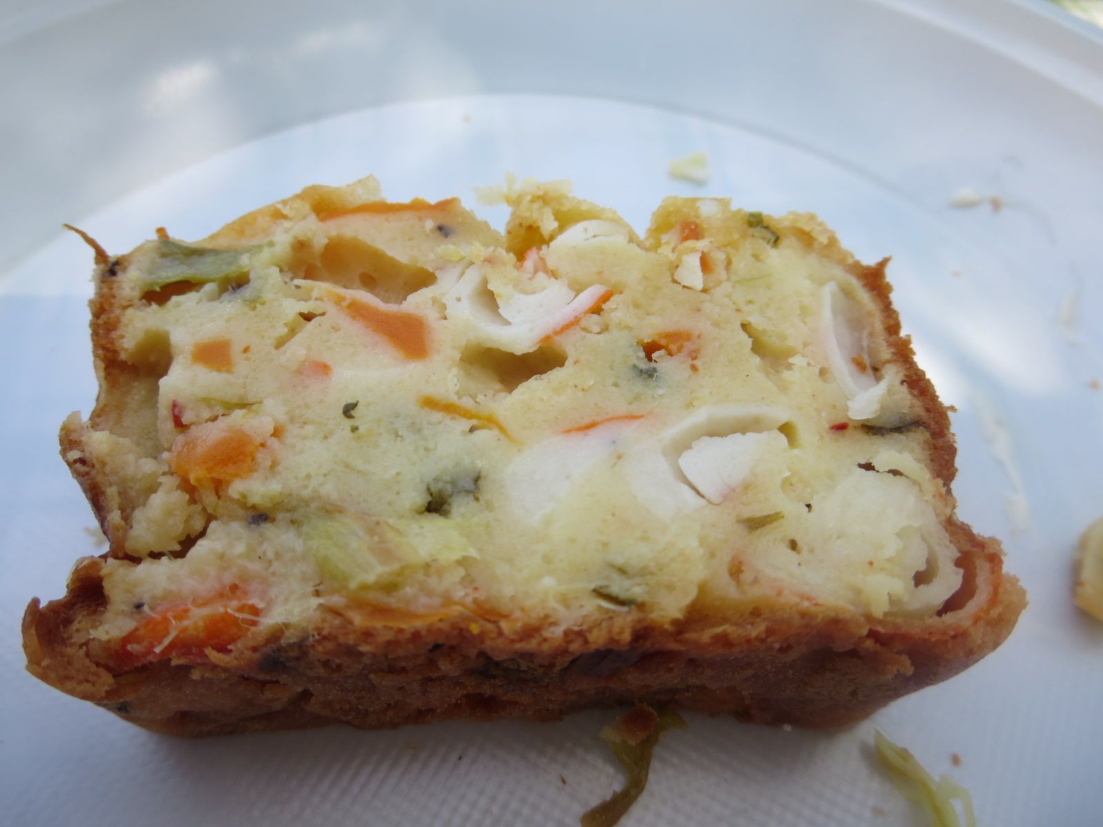 Le traditionnel cake de pique-nique... celui-ci est aux asperges vertes, oignons nouveaux bulbes et tiges, carottes nouvelles, bâtonnets de surimi, persil et piment d'Espelette