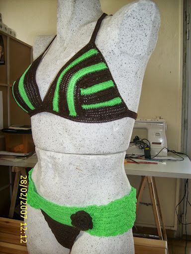Bikini au crochet 100% nylon marron et vert fluo
taille 38-40