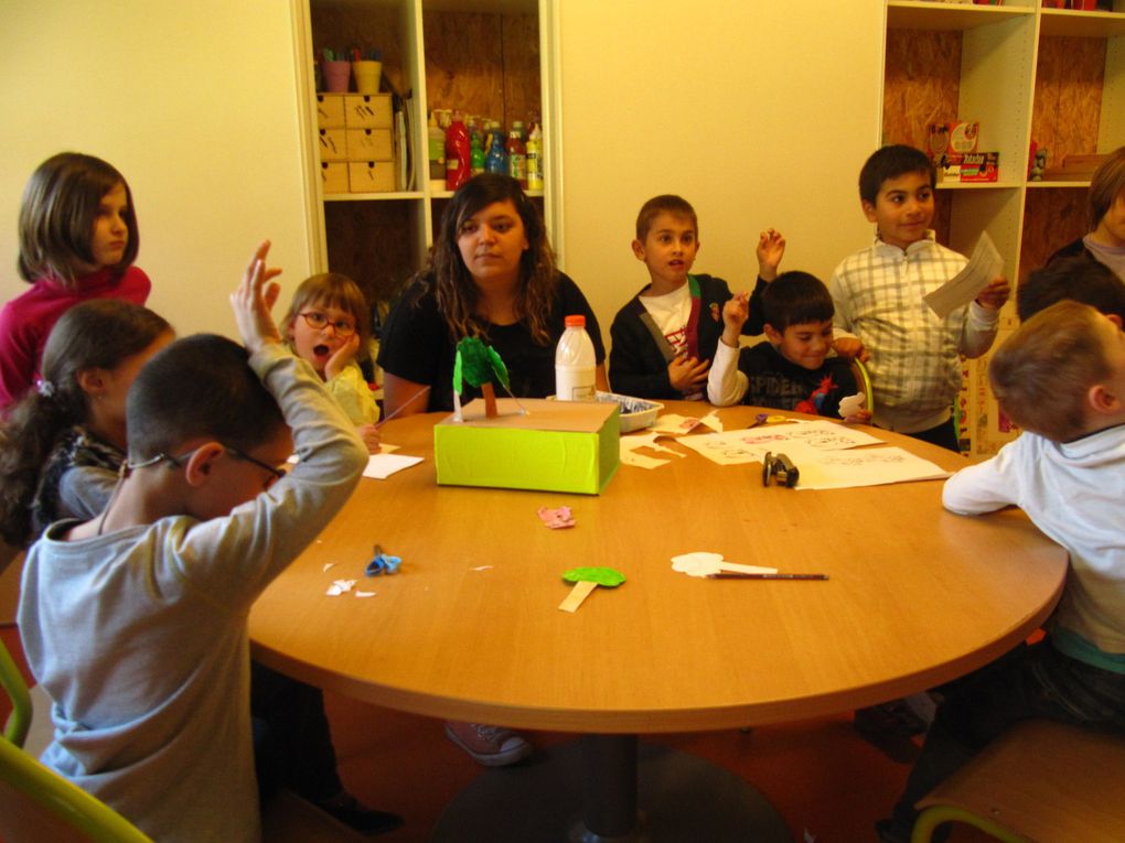 Pour l'atelier conte, ils sont 11 enfants avec Salima comme animatrice.