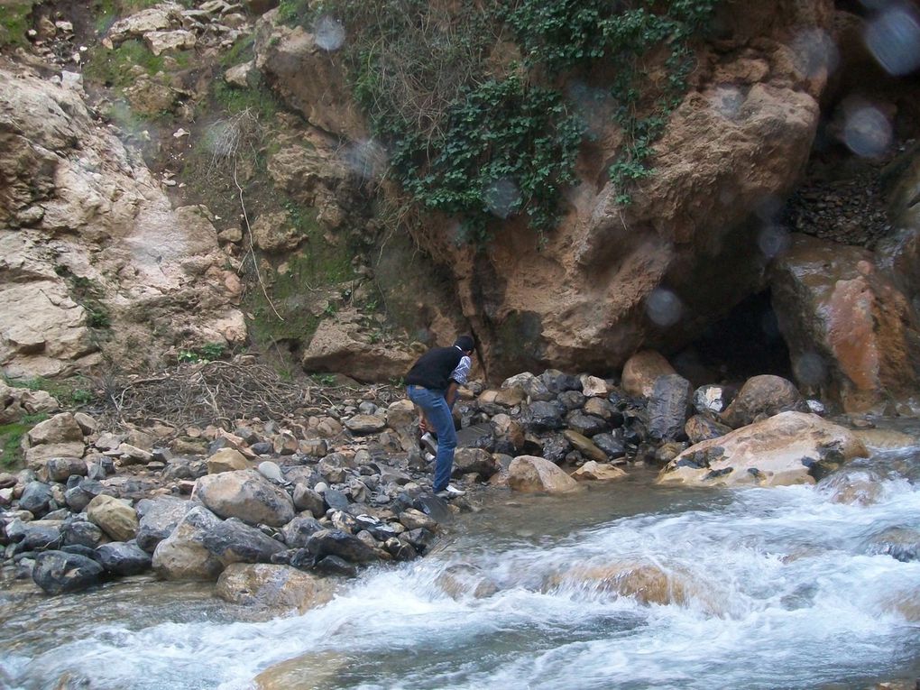 UN LIEU DE BAIGNADE AGREABLE , AU DEBUT DU CANYON ET A LA FIN (l'ACCES SE FAIT PAR LE HAUT OU PAR LE BAS) .ET UNE VOIE DE CANYONING FAITE DE 7 PALLIERS , QU'iL FAUT FRANCHIR EN RAPPEL . LES DEBUTANTS DOIVENT ETRE ACCOMPAGNES D'INITIES ET TOUT LE MONDE DOIT AVOIR SON EQUIPEMENT. LA FERME D'HOTES PEUT VOUS FOURNIR UN ACCOMPAGNATEUR EQUIPE .POUR CETTE JOURNEE DE CANYONNING , IL FAUT COMPTER UNE JOURNEE, MARCHE D'APPROCHE ET DE RETOUR COMPRIS AVEC PIQUE-NIQUE. 