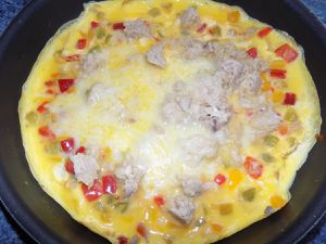 Omelette thon, poivrons et fromage 