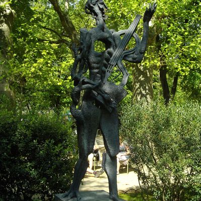 Le poète ou Hommage à Paul Eluard (1895-1952), 1954, par Ossip Zadkine (1890-1967).