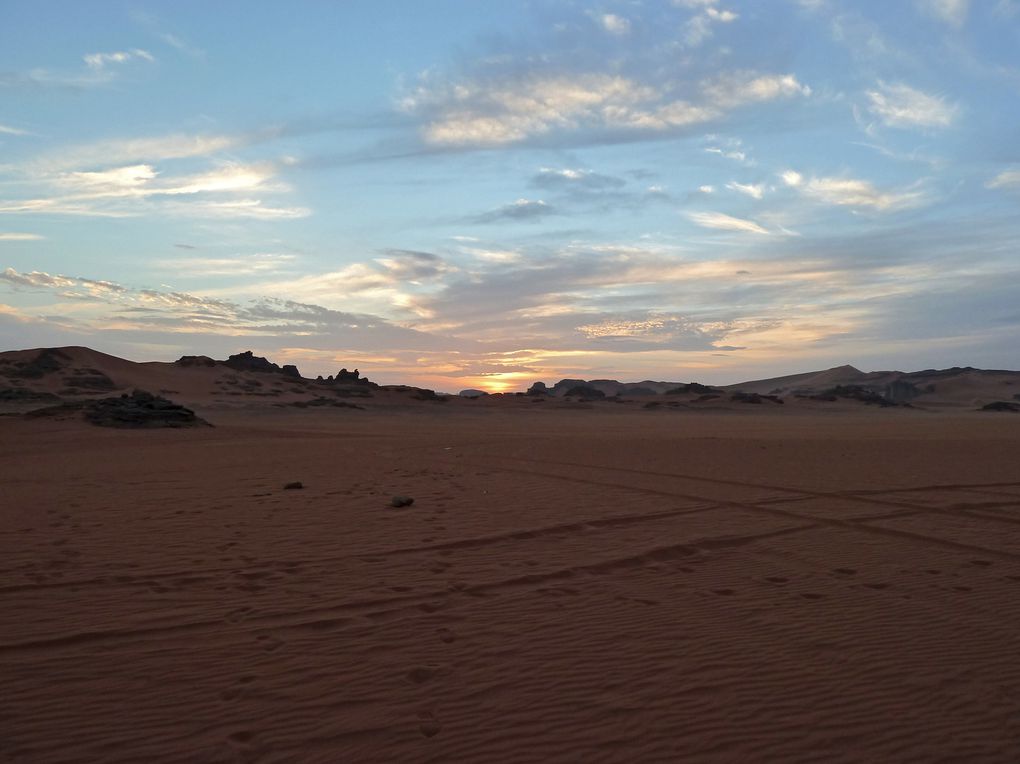 TREK D'UNE SEMAINE DANS LE MASSIF DE LA TADRART - DEFILEMENT DES COULEURS - SAHARA ALGERIEN - SUD EST (NOVEMBRE 2010)