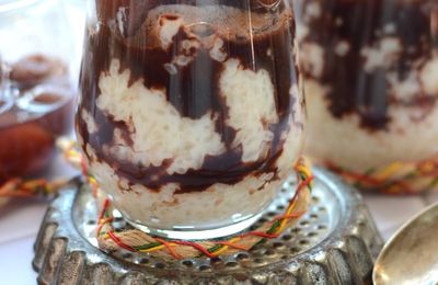 Riz au lait, cerises au sirop et coulis au chocolat