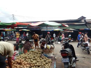 Le marché couvert et ses abords et le sourire Khmers.