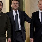 VIDEO. Guerre en Ukraine : Emmanuel Macron dit à Volodymyr Zelensky sa "détermination" à "accompagner" Kiev "vers la victoire"