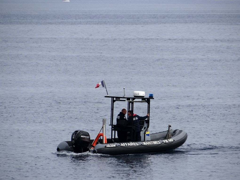 PM  449 , zodiac des affaires maritimes en surveillance de zone en rade de Toulon le 02 octobre 2017