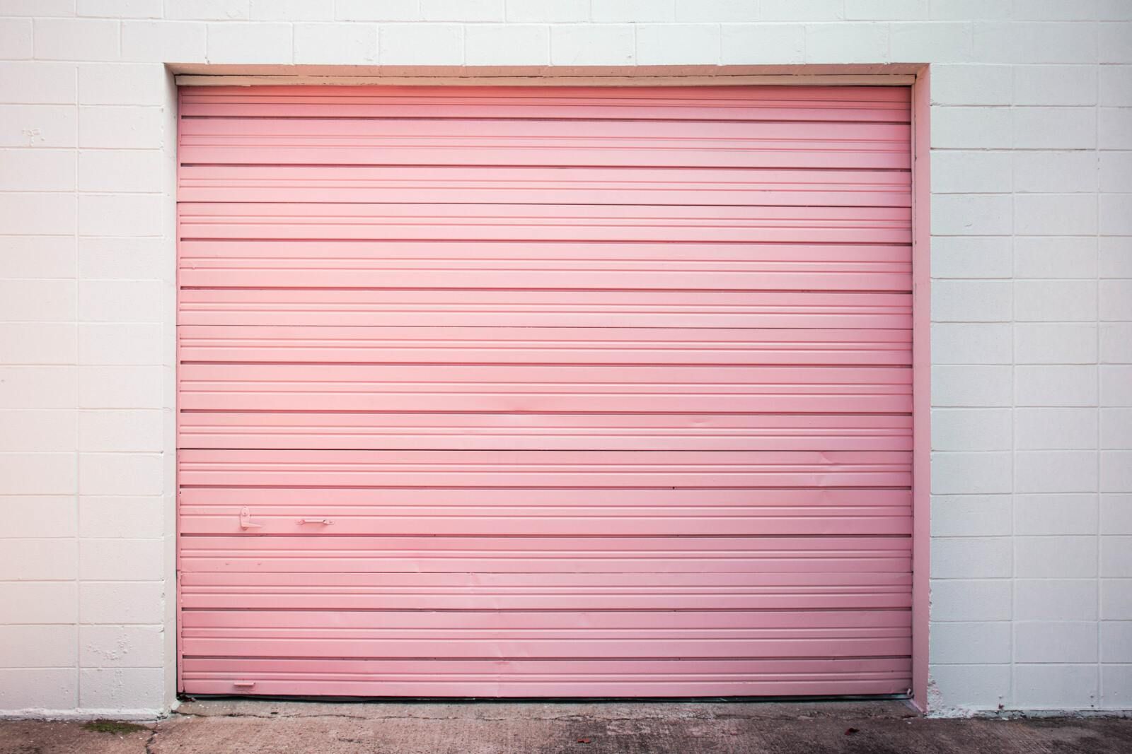 Porte de garage sectionnelle rose