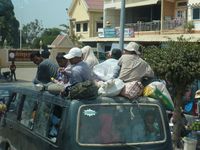 Arrivée à Saïgon, pays des motos et scooters animés . C'était au moment de la fête du Têt, fête du Nouvel An, qui , comme en Chine, est très célébrée. Conséquence inattendue : impossible de quitter le pays en bus car ils sont tous réservés..... Ah .... zut ! Bref, obligés de prendre un taxi pour quitter le Vietnam ; puis deux bus pour arriver jusqu'à Siem Reap . Une expérience très rigolote ... où la question en suspens reste " Y arrivera-t- on un jour ???" 