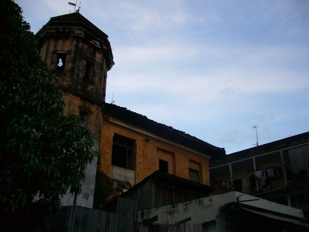 suite de la visite, avec un passage inoubliable au musée d'art khmer, où on ne peut photographier qu'à l'extérieur, dans la seule église catholique de la ville, un après-orage tropical mémorable...