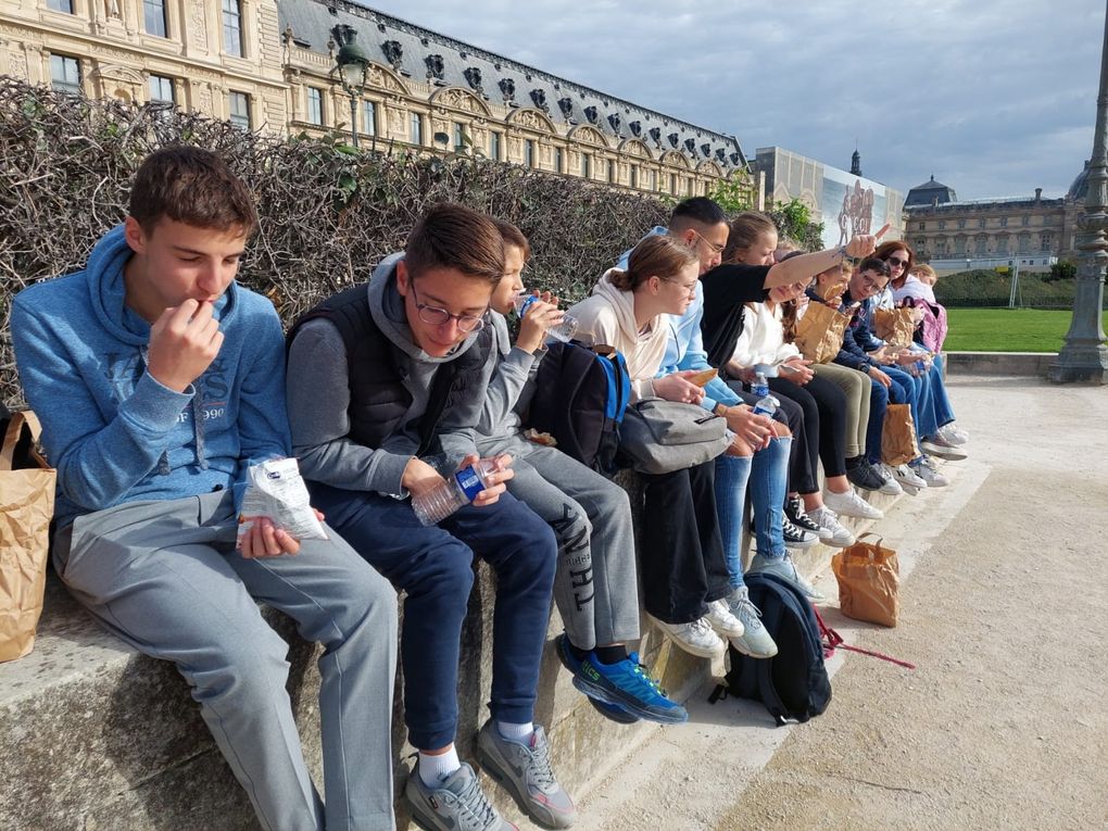 Le stade de France, suivit d'un match en plein air, l'opéra Garnier restaurants, le Louvre, le musée Grévin, la cité des sciences, le jardin des Tuileries etc., le tout en métro Paris n'aura plus ou peu de secrets pour nos ados😉