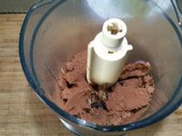 3 - Moudre les noix du Brésil en poudre. Dénoyauter les dattes et les passer également au mixeur avec le cacao jusqu'à obtenir une pâte homogène. Placer cette pâte dans un bol et y incorporer la poudre de noix, bien mélanger et rouler en boule. Diviser la préparation ainsi obtenue et la placer dans des formes carrées (ici 8cm x 8cm ) ou rectangulaires ou rondes selon vos désirs, et tasser. Placer au réfrigérateur.