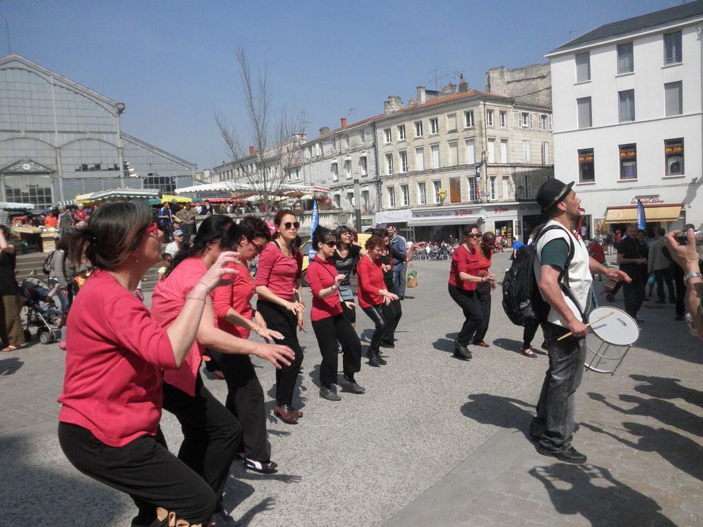 De la rue Ricard jusqu'au Marché, en rouge et et noir, Prim'ACorps suit les rythmes de ses derviches puis les percussions de Batuca Niort. Photos de Sophie!