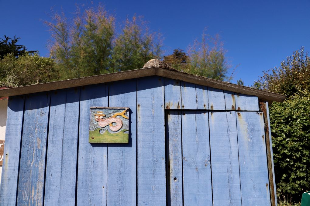 La poésie à l'état pur...j'aime cette liberté de l'esprit, sans règle, juste avec le souci de la créativité et le détail de l'imagination...les petits noms fleurissent les cabanes, agrémentent leur personnalité et donnent au quidam un sourire qui va lui faire passer une bonne journée !!! Du pur bonheur... 