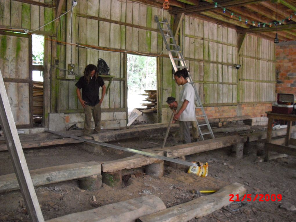 Premier "gros" chantier de Mai en 2009, des amis venus du cru et de Navarre et l'arrivée des mascottes de la Scierie, des moutons de race ancienne!