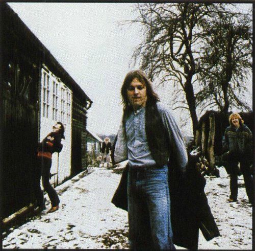 25 mai 1978 – David Gilmour – David Gilmour ça ressemble à Pink Floyd mais c’est Gilmour. Ça ressemble à Umagumma mais c’est le premier album éponyme du chanteur-guitariste. Pour du sous-Floyd, le studio fait du sous-Hipgnosis. Les effets sont toujours là : jouer sur la profondeur de champs en positionnant des personnages de manière détachée, abolir la profondeur de champs en leur donnant autant de netteté les uns les autres quel que soit leur positionnement sur l’image. Mais la magie n’y est plus.