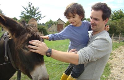 La famille est dans le pré